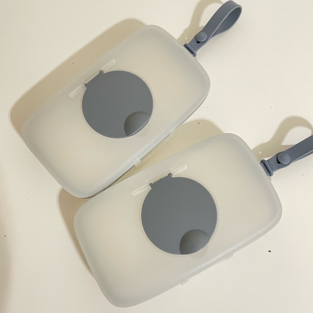 Baby wipes dispenser